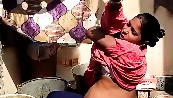 Una mujer india embarazada de maduras se baña al aire libre de su aldea rural