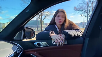 Stefany Kyler en POV, juego anal y mamada en el coche