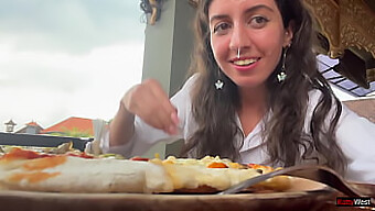 La salvaje pizza pública y fiesta de semen de Katty West.