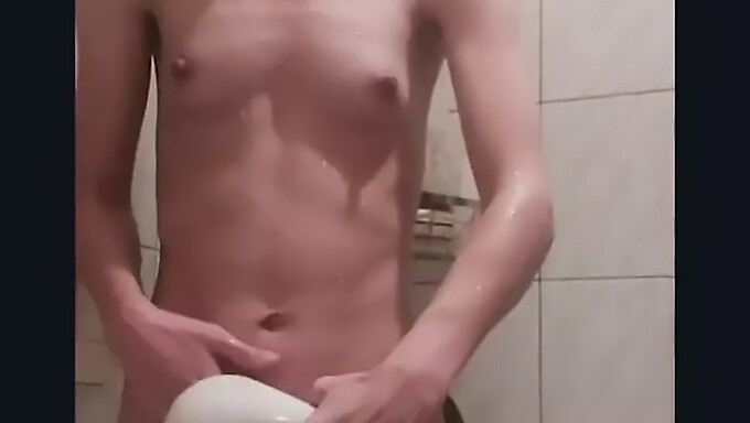 Sexy 18letá blondýnka se sprchuje pod sprchou mladé manželky.