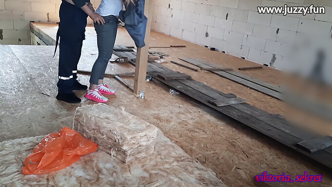 Una mujer casada seduce a un trabajador de la construcción por favores sexuales