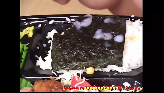 Un gruppo di ragazzi arrapati insegna a una teenager asiatica come venire mentre mangia sushi