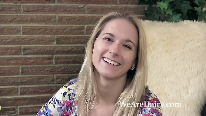 Naomi se despe durante uma entrevista televisionada, expondo seu corpo