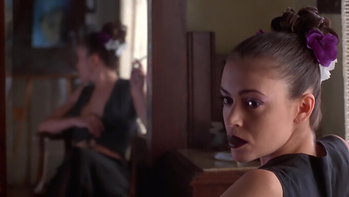 L'incontro seducente di Alyssa Milano con Lily in Poison Ivy 2