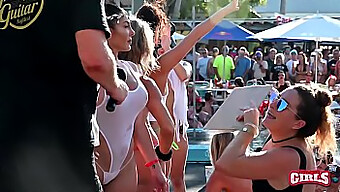 Divja zabava ob bazenu s seksi najstnicami, ki razkazujejo svoje naravne joške in se goli twerkajo