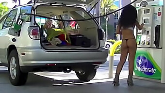 Nikki Brasiliens vovede upskirt afsløres på en offentlig tankstation