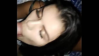 Wanita muda yang cantik memberikan blowjob sensual dalam video HD