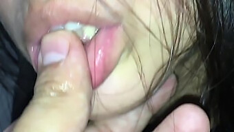 Veřejné ponížení a orální creampie s nevlastní sestrou