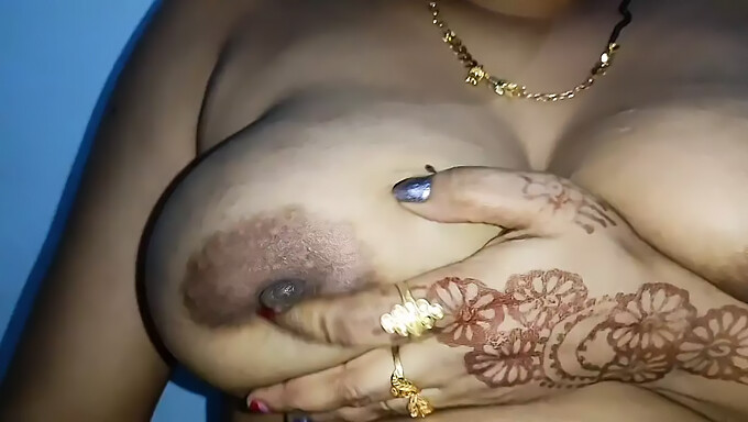 Desi Bhabhi mông to đưa ngón tay vào vú và tự sướng