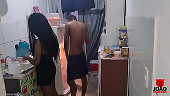 El marido de Joao O Safado se despierta con la polla dura y se encuentra a su mujer en la cocina, donde la levanta y tiene sexo duro con ella hasta correrse dentro de ella