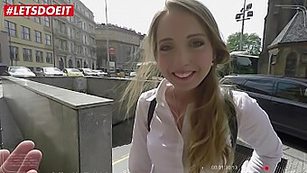 La giovane russa Anya Akulova gode di un grosso cazzo in POV