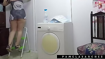 Kecantikan amatur dalam skirt mini tertangkap di spycam di rumah