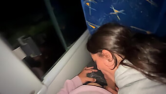 Tânăra frumusețe latină satisface un pasager de autobuz aleatoriu cu sex oral