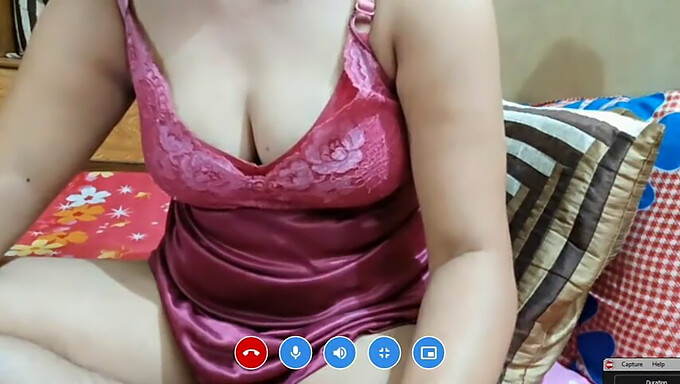 Payudara besar alami yang matang di webcam