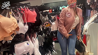 Mujer madura se excita con un juguete en el centro comercial