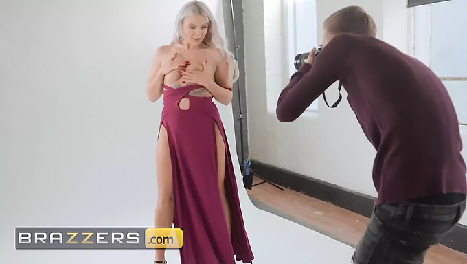 Lana Rose's fotosessie verandert in een hete ontmoeting met Danny, als ze zich uitkleedt en hem een deepthroat pijpbeurt geeft